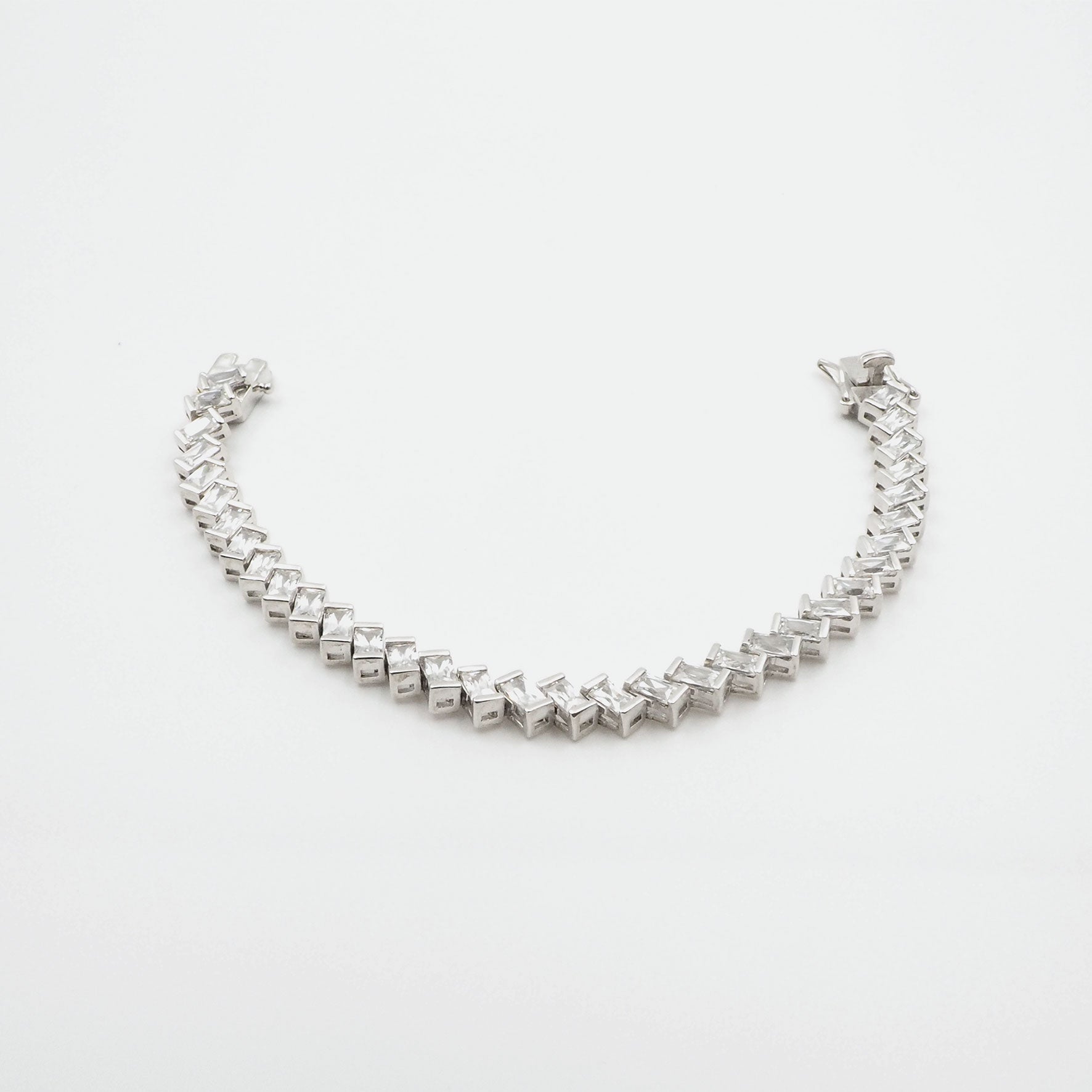 Silber Armbaender fuer Damen jetzt kaufen in unserem Onlineshop oder vor Ort in unserer Filiale in Basel